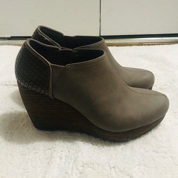 Gray/tan Dr. Scholl’s memory form ankle booties - Picture 4 of 8